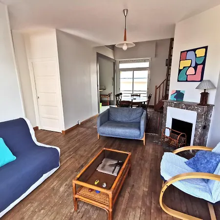 Desiree Arago 400m De La アパート